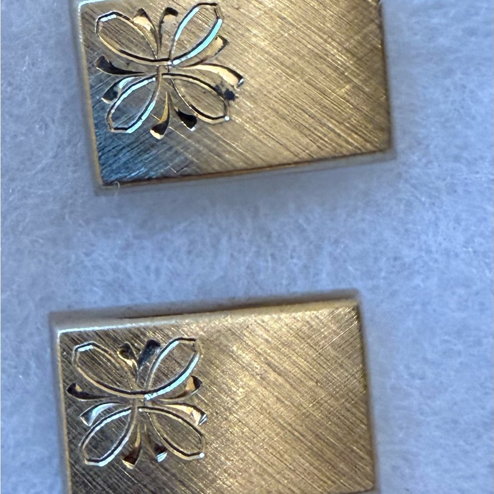 Swank Elegant Gold tone Floral cuff links